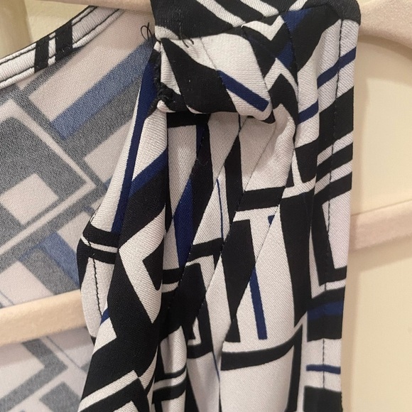 Calvin Klein Black and White with A Splash of Blue GeometricTank Top Sz M - Picture 6 of 11